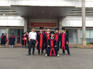 Tùng trong màu áo cử nhân (ngồi giữa ảnh trái)