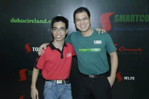 Tùng chụp cùng bạn (bên trái ảnh phải).