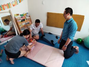 Các phụ huynh được hướng dẫn thực hành trực tiếp với trẻ