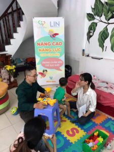 Các bác sỹ, ktv rất nhiệt tình hướng dẫn cho phụ huynh cách hỗ trợ, chăm sóc trẻ CP đúng cách