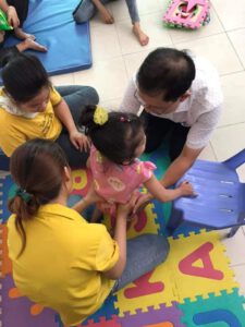 Các bác sỹ, ktv rất nhiệt tình hướng dẫn cho phụ huynh cách hỗ trợ, chăm sóc trẻ CP đúng cách