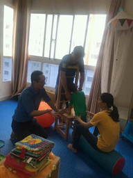 Mẹ Thu và bé Thắng trong giờ thực hành